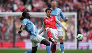 Jeremy Doku berduel dengan Martin Zubimendi  dalam laga final Piala Liga Inggris antara Arsenal vs Manchester City di Wembley Stadium, 23 Maret 2026. (AP Photo/Richard Pelham)