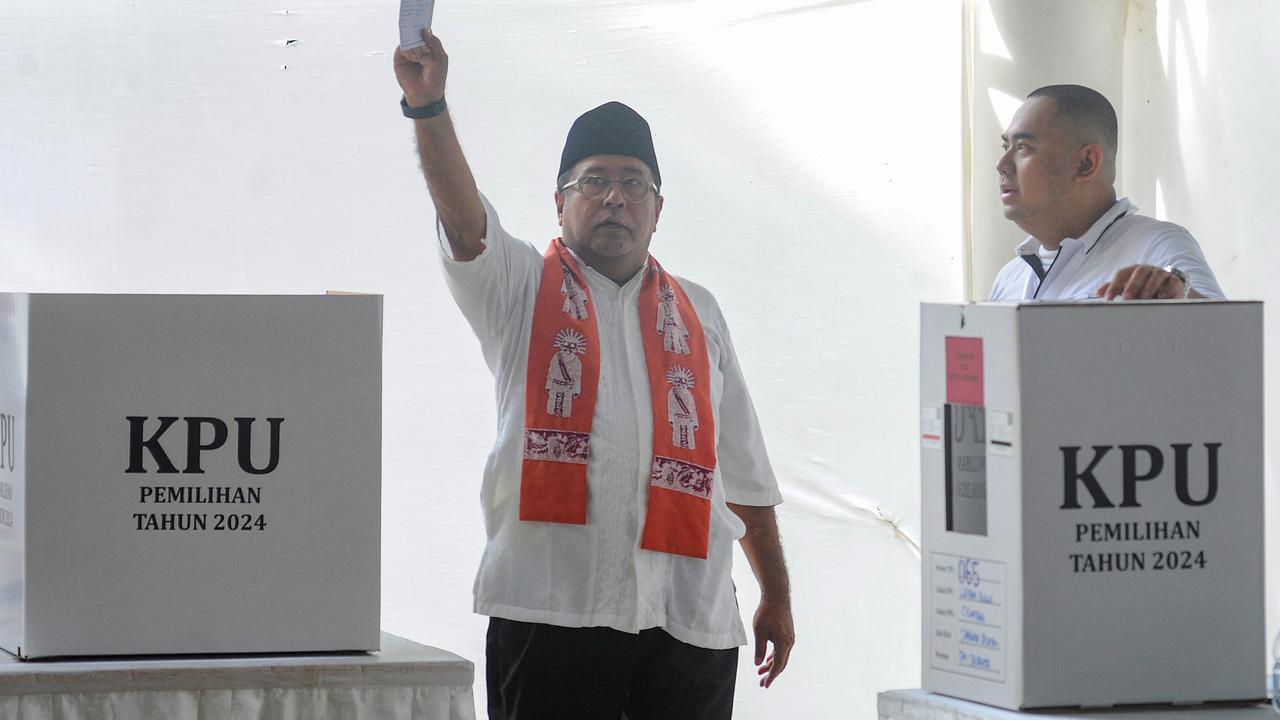 Rano Karno nyoblos di TPS 65 Lebak Bulus saat Pilkada Jakarta 2024