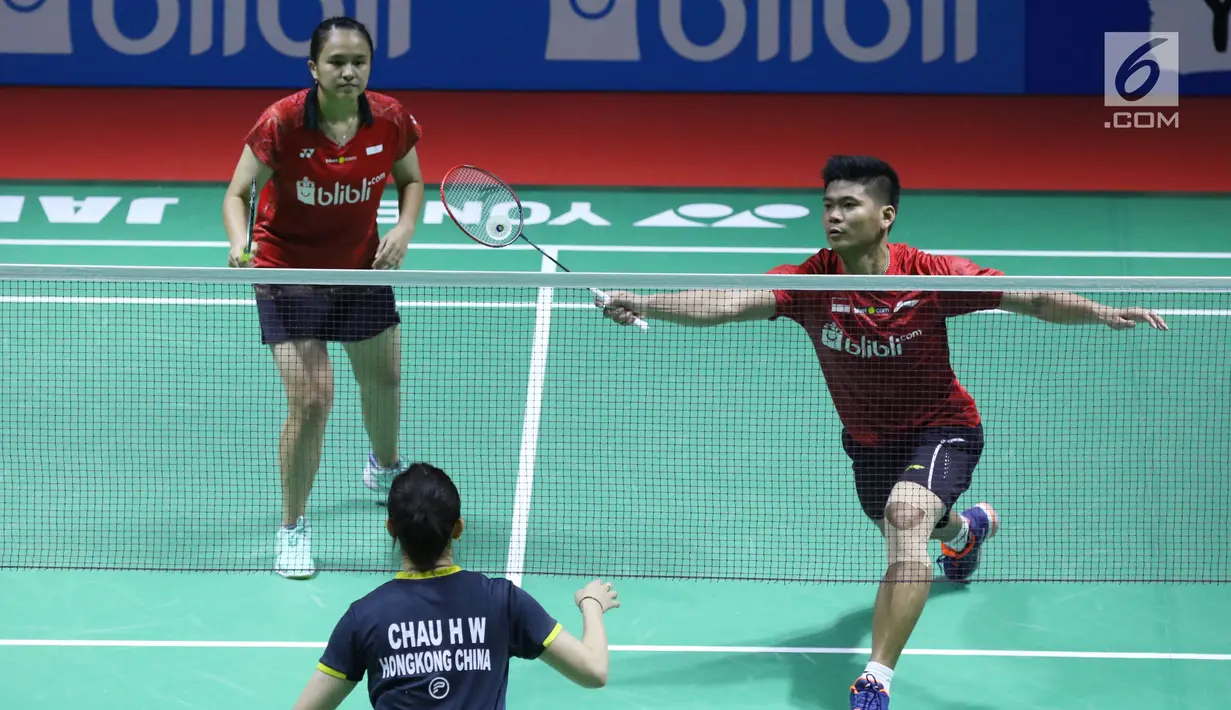 Praveen Jordan/Melati Daeva Oktavianti (Indonesia) saat melawan Lee Chun Hei Reginald/Chau Hoi Wah (Hong Kong) pada Indonesia Open 2018 di Istora GBK Jakarta, (3/7). Praveen Jordan/Melati Daeva kalah 21-17, 14-21, 17-21. (Liputan6.com/Helmi Fithriansyah)
