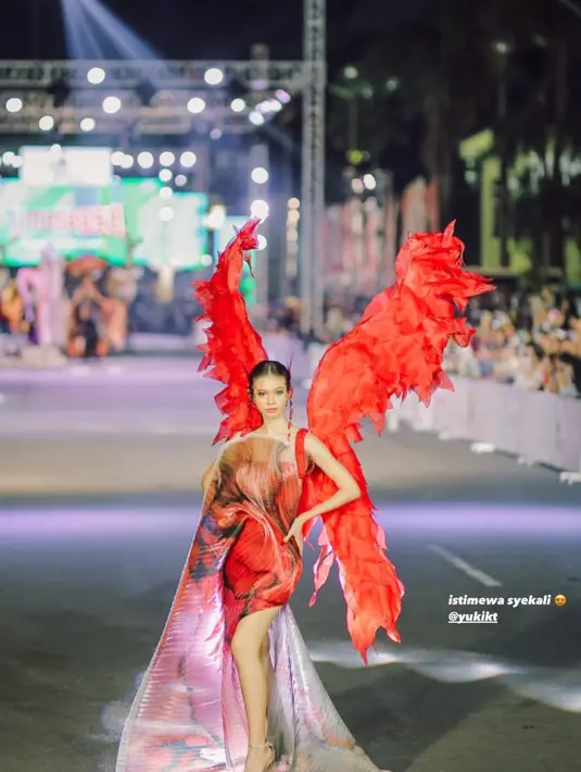 Pleated dress berwarna merah dengan gradasi abu-abu di bagian belakang [@yukikt]