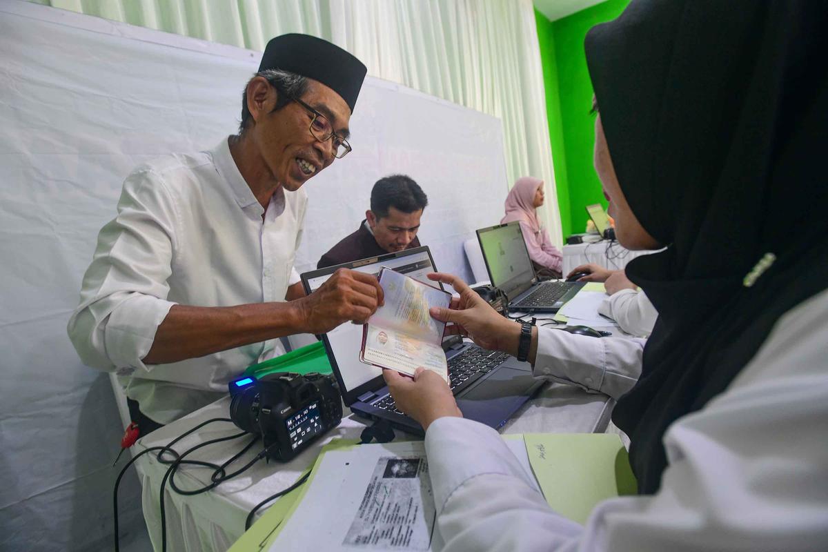 FOTO: Antusias Warga Serbu Layanan Paspor Haji Jemput Bola di Pamulang