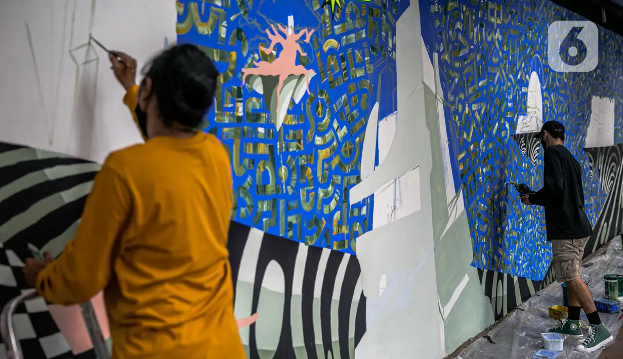 Seniman mural komunitas Converse All Stars melukis dinding Institut Perancis Indonesia (IFI) di Jalan MH. Thamrin, Jakarta, Rabu (2/12/2020). Dalam aksinya, seniman mural melukis dengan cat khusus ramah lingkungan yang diklaim bisa mengurangi polutan udara berbahaya. (Liputan6.com/Faizal Fanani)