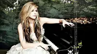 Avril Lavigne Rilis Lagu '17' di Internet