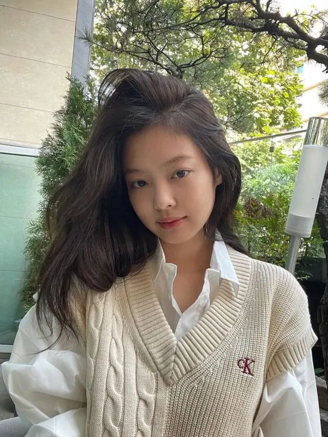 Ide Mix and Match Kemeja Polos ala Jennie BLACKPINK  (photo by instagram.com/jennierubyjane)