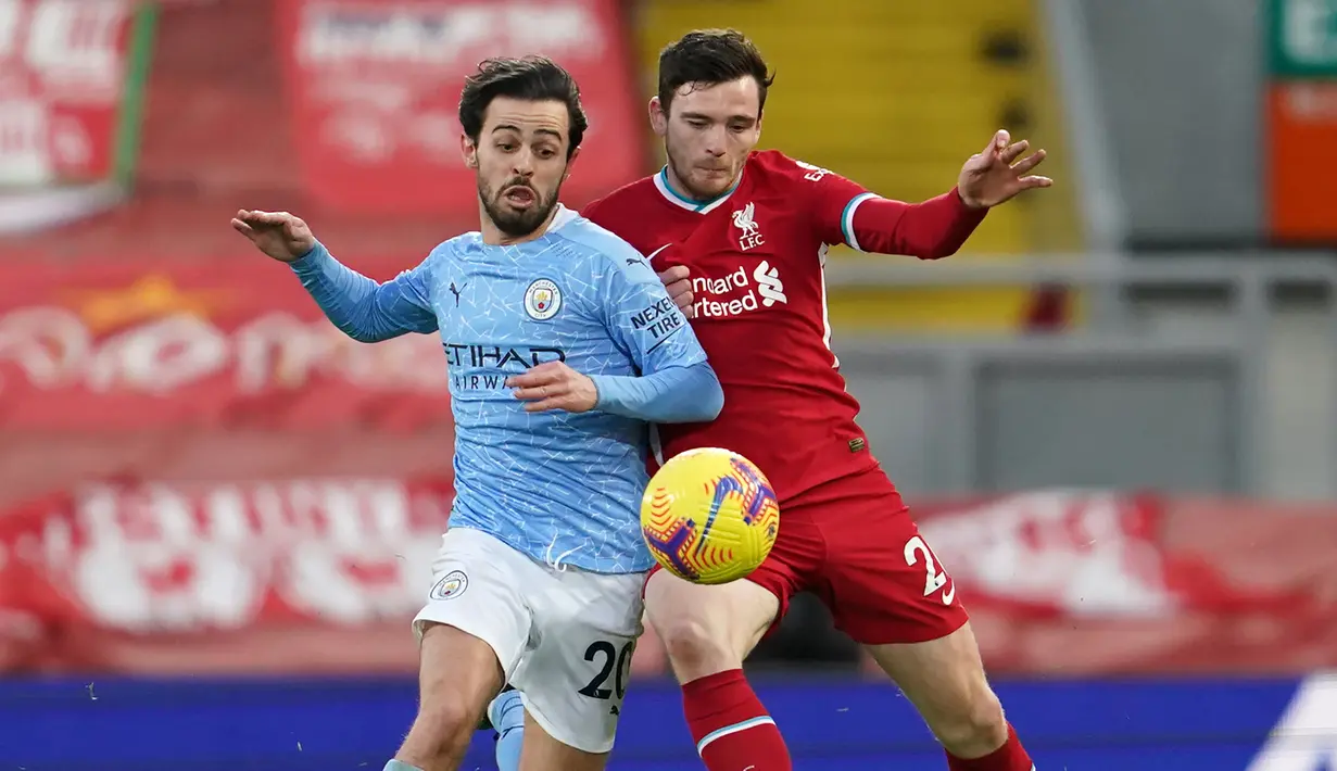 Gelandang Manchester City, Bernardo Silva (kiri) berebut bola dengan bek Liverpool, Andrew Robertson dalam laga lanjutan Liga Inggris 2020/21 pekan ke-23 di Anfield Stadium, Minggu (7/2/2021). Manchester City menang 4-1 atas Liverpool. (AFP/Jon Super/Pool)