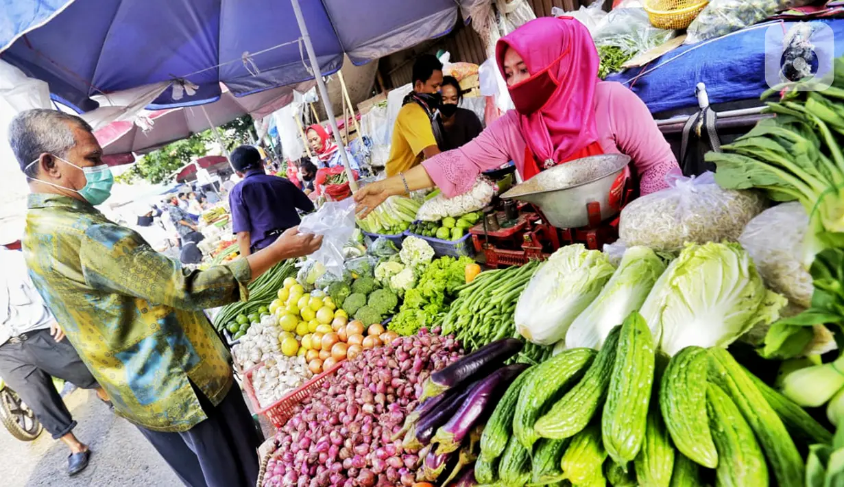 Pedagang menjual kebutuhan pokok di Pasar Kebayoran Lama, Jakarta, Rabu (22/4/2020). Harga sejumlah kebutuhan pokok pokok merangkak naik menjelang bulan Ramadan 2020 mulai dari cabe rawit, telur, daging ayam, minyak goreng, bawang hingga daging sapi. (Liputan6.com/Fery Pradolo)
