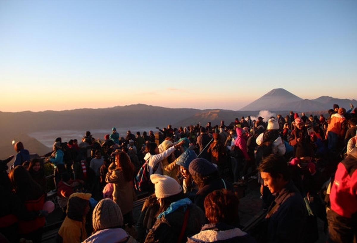 Ramai-ramai abadikan keindahan panorama Bromo yang eksotis