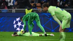 Kiper Barcelona asal Polandia, Wojciech Szczesny menghibur Raphinha setelah pertandingan sepak bola leg kedua semifinal Liga Champions 2024/2025 melawan Inter Milan di Stadion San Siro, Milan, 6 Mei 2025 waktu setempat atau Rabu (7/5/2025) dini hari WIB. (PIERO CRUCIATTI/AFP)
