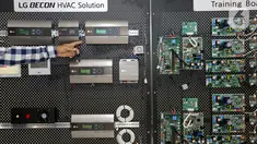 Instruktur menjelaskan komponen elektronik kepada peserta didik di LG Air Conditioning (AC) Academy usai diresmikan di Jakarta, Kamis (16/09/2021). Menempati ruang seluas 226 meter persegi, LG AC Academy menjadi pusat pelatihan bagi tenaga ahli AC LG di Indonesia. (Liputan6.com/Fery Pradolo)