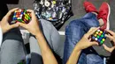 Peserta berlatih sebelum mengikuti kejuaraan kubus Rubik Dunia di Saint Denis, Paris, Prancis (16/7). Rubik sendiri adalah sebuah permainan yang mengasah kemampuan konsentrasi. (AFP Photo/Geoffroy Van Der Hasselt)