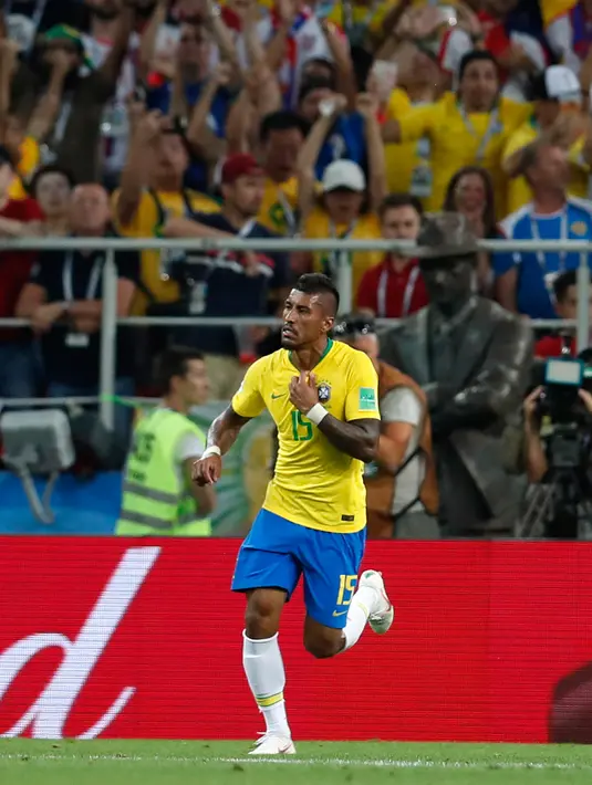 Gelandang Brasil, Paulinho berselebrasi usai mencetak gol ke gawang Serbai pada pertandingan grup E Piala Dunia 2018 di Stadion Spartak, Rusia (27/6). Brasil menang 2-0 atas Serbia dan melaju ke babak 16 besar dengan poin 7. (AP Photo/Rebecca Blackwell)