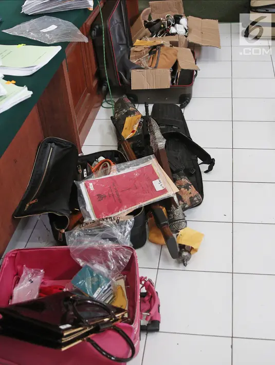Sejumlah barang bukti berupa tas dan aksesoris mewah milik bos First Travel ditampilkan saat sidang di PN Kota Depok, Jawa Barat, Senin (23/4). (Liputan6.com/Herman Zakharia)