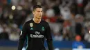 Penyerang Real Madrid, Cristiano Ronaldo bersiap melakukan tendangan bebas saat bertanding melawan  Al Jazira di semifinal Piala Dunia Antarklub di Syekh Zayed Sports City Stadium, (14/12). Madrid menang 2-1 atas Al Jazira. (AP Photo/Hassan Ammar)