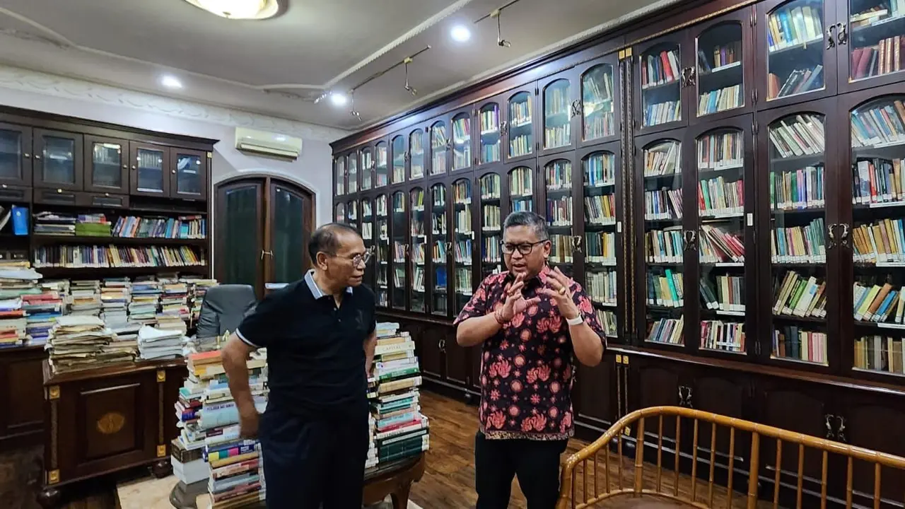 Sekretaris Jenderal PDI Perjuangan (PDIP) Hasto Kristiyanto bertemu dan berdialog dengan pengamat sosial politik Fachry Ali.