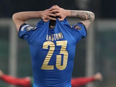 Italia secara mengejutkan gagal lolos ke dua edisi Piala Dunia secara beruntun. Pada tahun ini, Gli Azzuri dikalahkan oleh Makedonia Utara dengan skor 0-2 saat play-off kualifikasi Piala Dunia 2022 di Stadion Renzo Barbera pada Jumat (25/03/2022) lalu. (AP/Antonio Calanni)