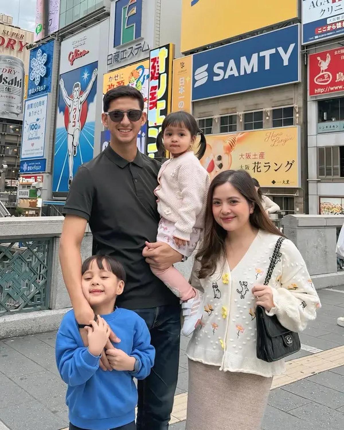 Gaya Sporty Feminin Taya Farasya Liburan Bareng Dua Toddler di Jepang, Tampil Kece dengan Tas Chanel