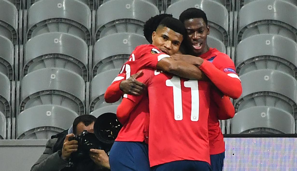 Pemain Lille merayakan gol yang dicetak Jonathan Bamba ke gawang AC Milan laga lanjutan Liga Europa di Stade Pierre Mauroy, Jumat (27/11/2020) dini hari WIB. AC Milan bermain imbang 1-1 menghadapi Lille. (AFP/Dennis Charlet/pool)