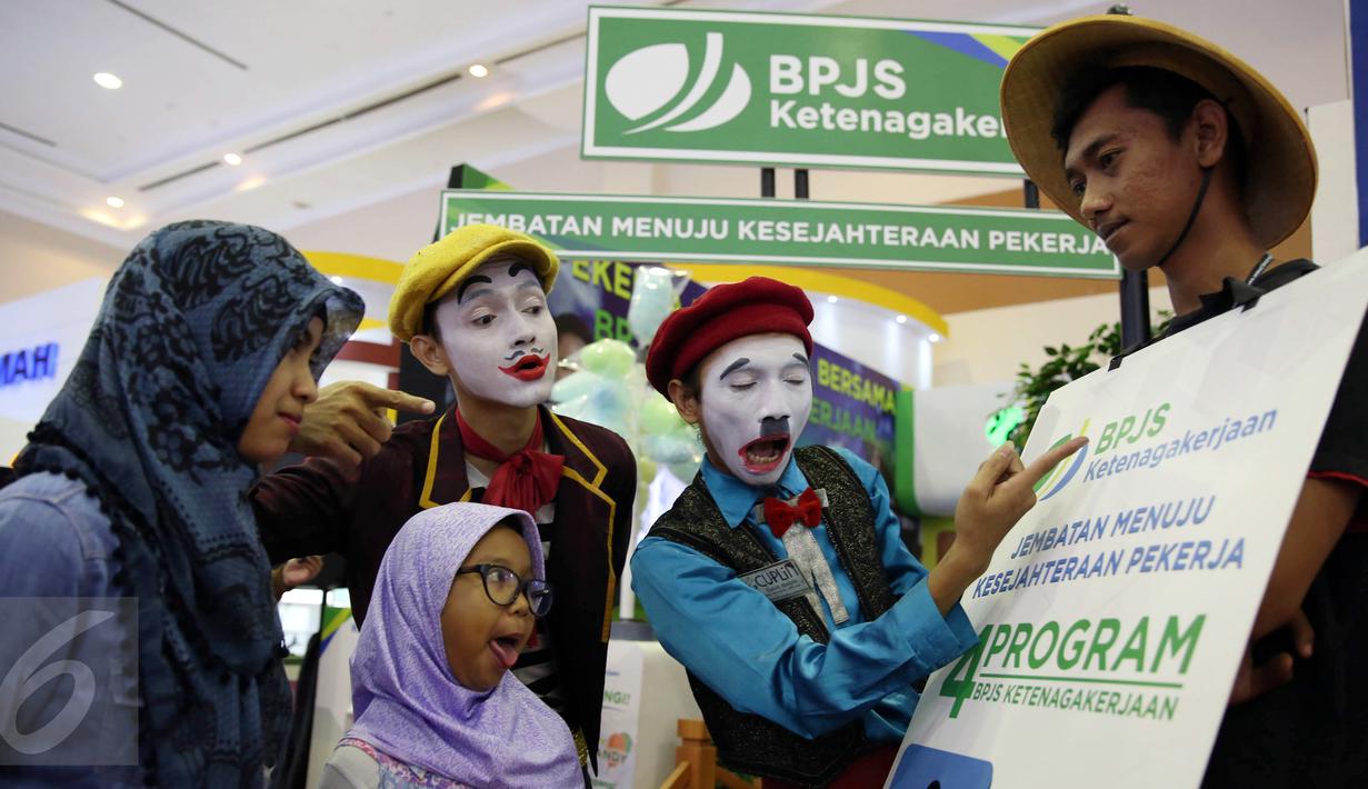 Pantomim ajak pengunjung lewat program edukasi di gerai BPJS ketenagakerjaan pada acara IBD Expo 2016 di JCC, Jakarta, Sabtu (10/9). Kegiatan ini untuk mengkampanyekan pentingnya jaminan sosial bagi tenaga kerja. (Liputan6/JohanTallo)