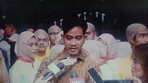 Gibran Bagi-Bagi Skincare Saat Tinjau Program MBG, Ahli Gizi Ungkap 3 Tips  Perawatan Kulit Abadi - Lifestyle Liputan6.com