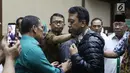 Terdakwa kasus suap jual-beli jabatan di lingkungan Kemenag, M Romahurmuziy (tengah) uxai menjalani sidang lanjutan di Pengadilan Tipikor, Jakarta, Rabu (18/9/2019). Sidang yang seharusnya beragendakan pembacaan eksepsi dibatalkan karena terdakwa mengaku sakit. (Liputan6.com/Helmi Fithriansyah)