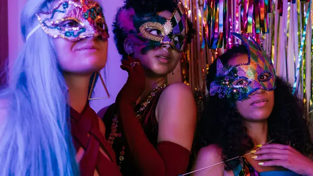 mengadakan masquerade party