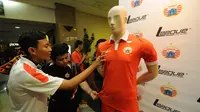 Fans Persija mengamati kostum baru "Macan Kemayoran" (Helmi Fithriansyah/Liputan6.com)