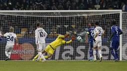 Kiper Dynamo Kiev, Olexandr Shovkovskiy, menghalau bola serangan pemain Chelsea dalam lanjutan Grup G Liga Champions di Stadion Olympic, Kiev, Ukraina, Rabu (21/10/2015) dini hari WIB. (EPA/Roman Pilipey)