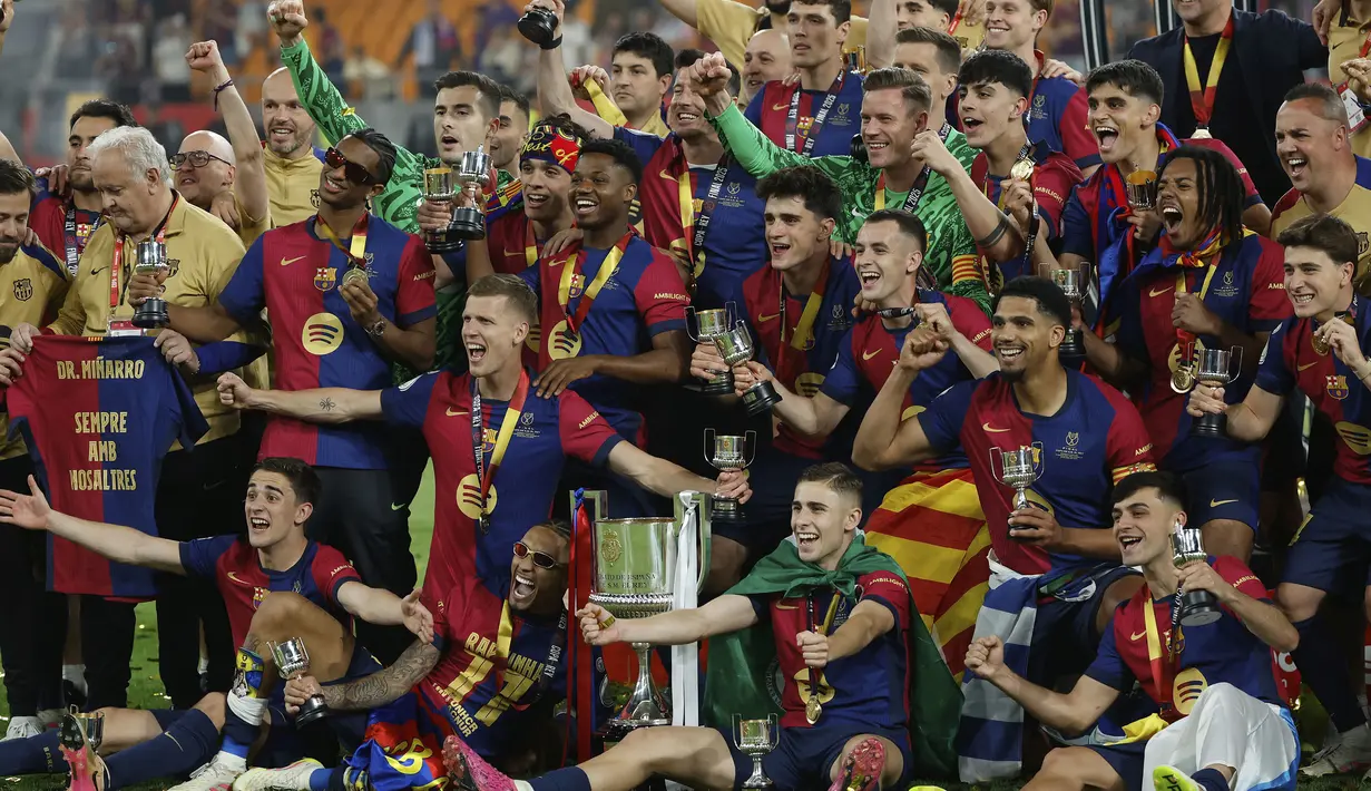 Para pemain Barcelona merayakan gelar juara Copa Del Rey setelah mengalahkan Real Madrid dalam partai final yang berlangsung di La Cartuja stadium, Sevilla, Spanyol. (AP Photo/Joan Monfort)