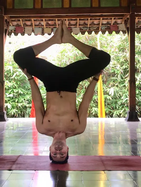 Di usianya yang berkepala empat, ia sering memamerkan memamerkan kepiawaian dan kelenturan tubuhnya yang selalu memukau kaum hawa. (Liputan6.com/IG/@anjasmara)
