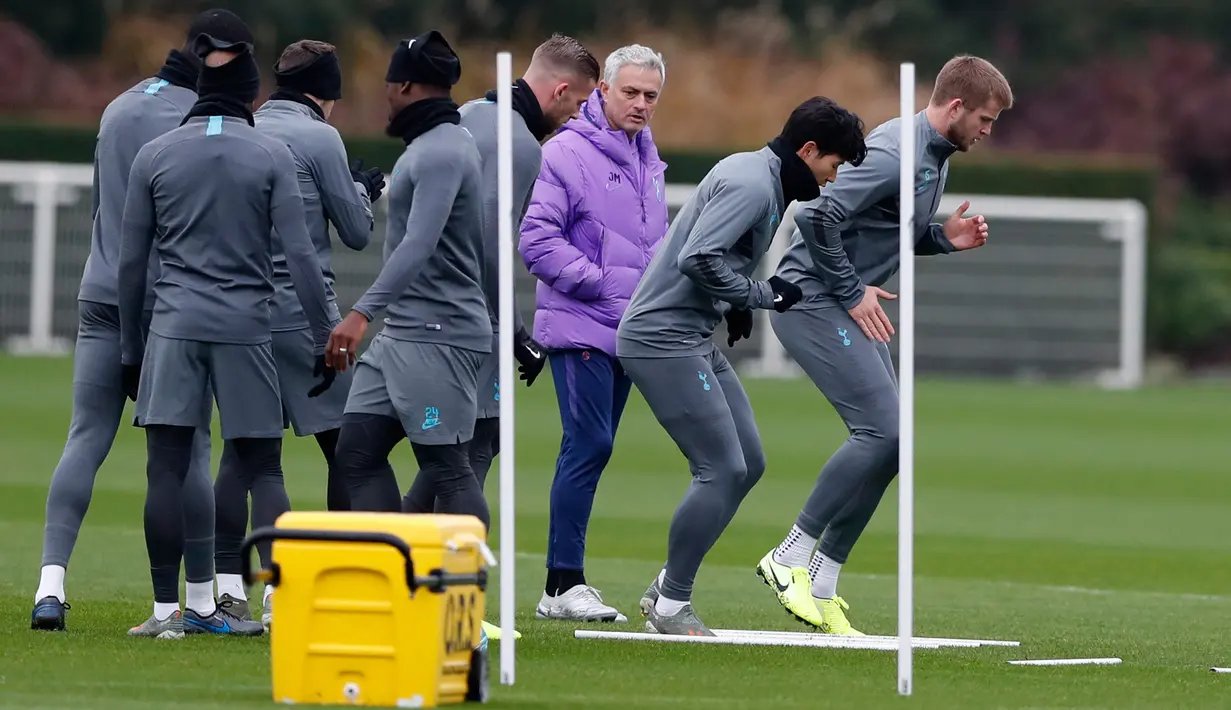 Manajer Tottenham Hotspur Jose Mourinho (ketiga kanan) mengawasi anak asuhnya berlatih jelang menghadapi Olympiakos pada matchday kelima Grup B Liga Champions di London, Inggris, Senin (25/11/2019). Tottenham Hotspur akan menghadapi Olympiakos pada 27 November 2019. (AP Photo/Alastair Grant)