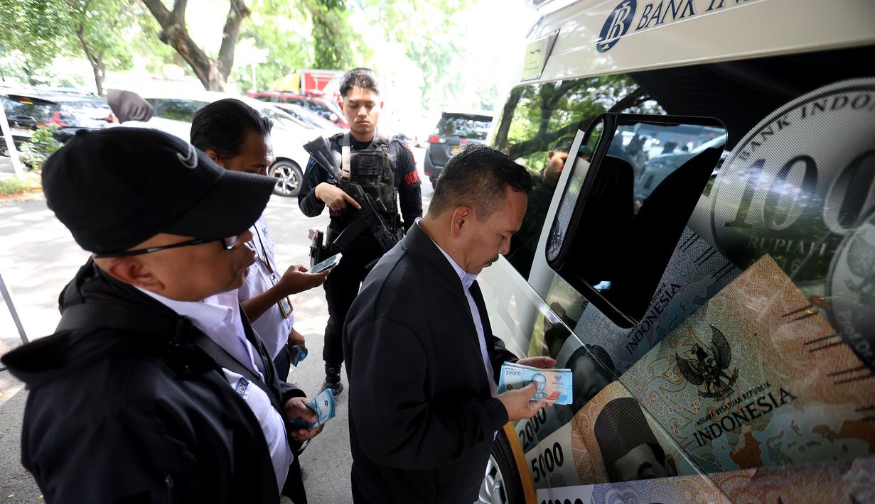 Program ini merupakan bagian dari upaya memastikan ketersediaan uang tunai yang cukup dan berkualitas selama periode Ramadan hingga Idul Fitri. Tampak dalam foto, warga antre untuk menukarkan uang di pelayanan mobil kas keliling Bank Indonesia di Stasiun Gambir, Jakarta, Senin (16/3/2026). (Kapanlagi.com/Budy Santoso)