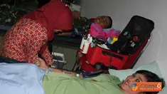 Citizen6, Jakarta: Sebanyak 57 personel Kopassus dari kalangan militer, PNS, dan Persit menyumbangkan darahnya kepada PMI DKI Jakarta di ruang Kamar Sakit Asrama (KSA) Ksehatan Kopassus, Cijantung, Jumat (17/8). (Pengirim: Penkopassus).
