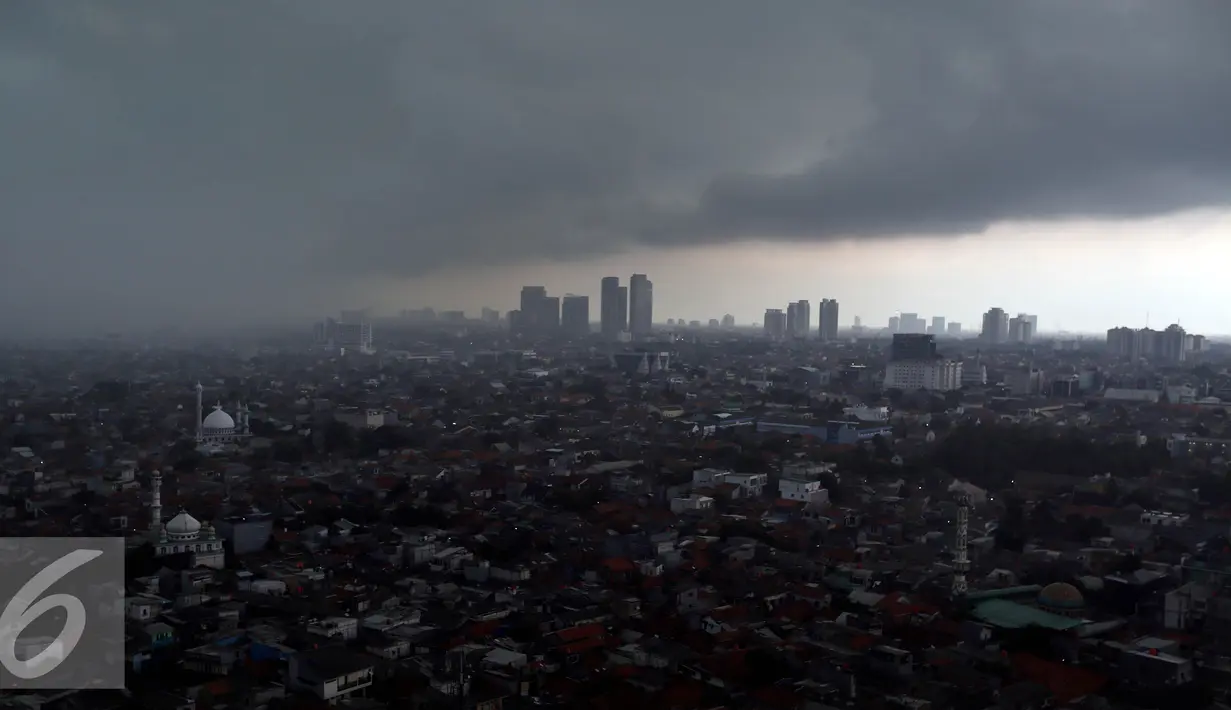 Foto Lanscape Jakarta yang di kelilingi awan gelap sebelum turunya hujan, Rabu (7/9). BMKG memprediksi fenomena La Nina yang mengakibatkan curah hujan tinggi akan berlangsung hingga bulan September 2016. (Liputan6.com/Johan Tallo)