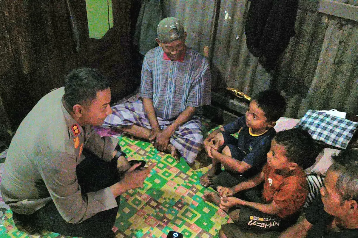 Dua bocah di Gowa mengais sisa makanan di lokasi upacara HUT RI