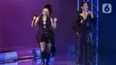 Kedekatan antara para penyanyi lintas generasi ini diperlihatkan dengan gestur di atas panggung yang mereka lakukan usai duet. (Liputan6.com/Herman Zakharia)