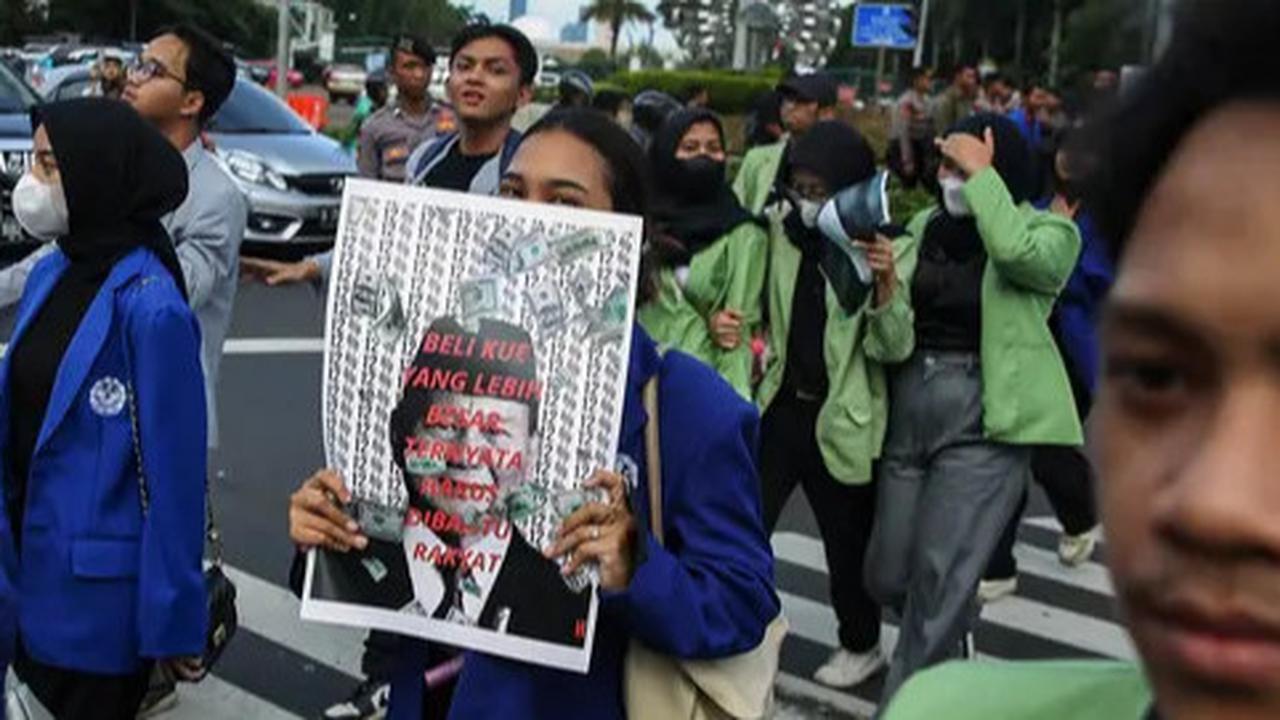 FOTO: Aksi Massa Mahasiswa Demo di Patung Kuda Tolak Keras Kenaikan PPN 12 Persen