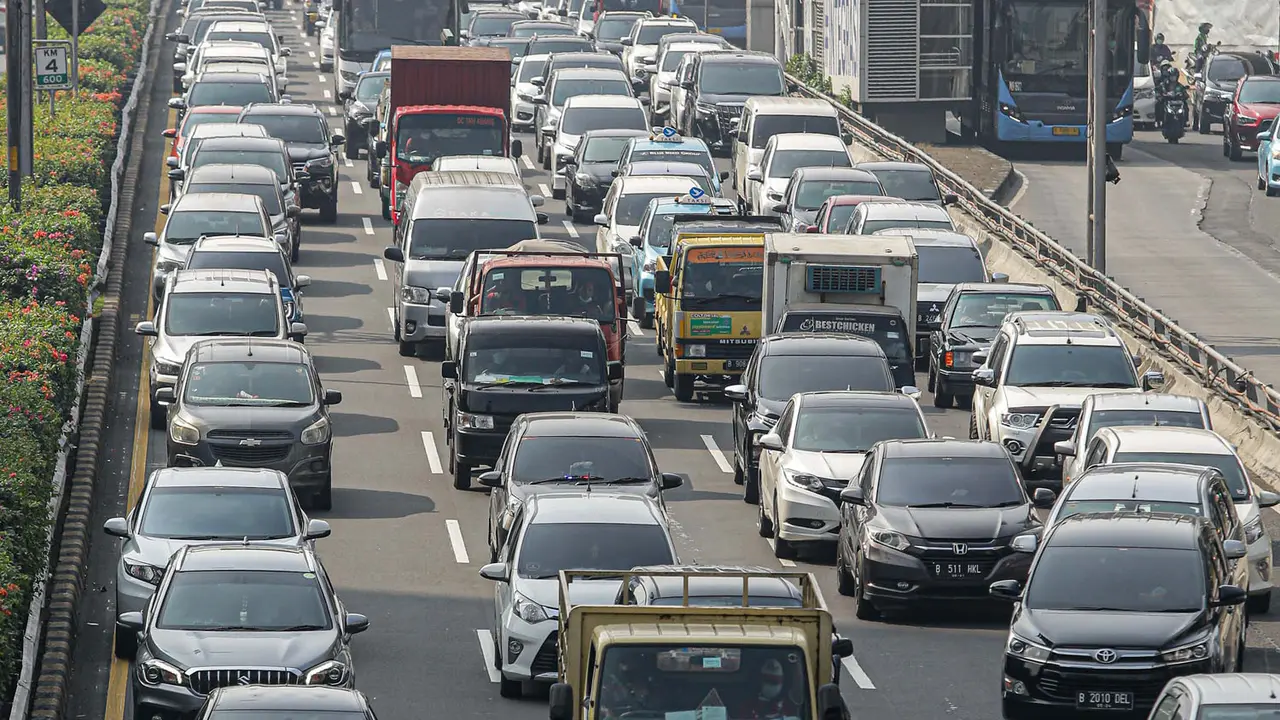 Kemacetan Tol Dalam Kota Akibat Penyekatan Terkait PPKM Darurat