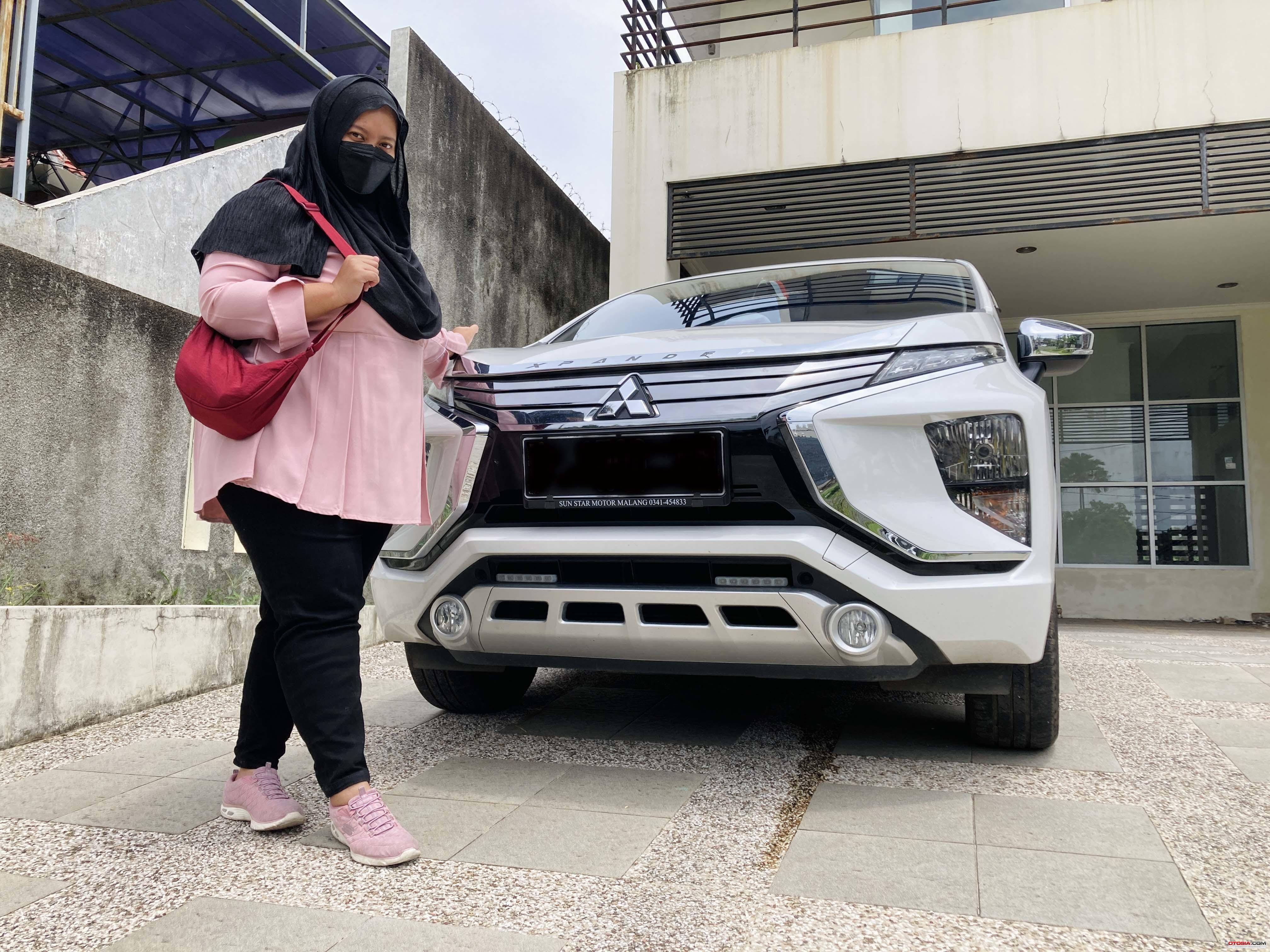 Wilda dengan mobilnya (Otosia.com/Nurrohman Sidiq)
