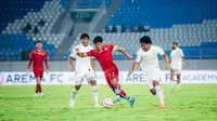 Arema FC menjalani laga simulasi di Stadion Kanjuruhan, Kabupaten Malang, Kamis (8/5/2025). Arema FC menghadapi tim yang diperkuat mantan pemain-pemain Singo Edan, Arema All Stars. (Bola.com/Iwan Setiawan)