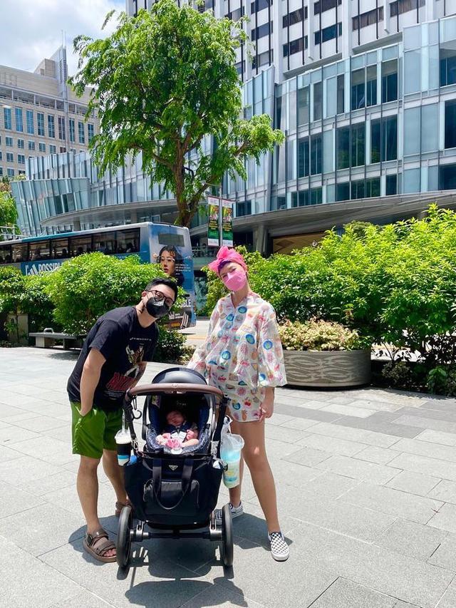 6 Potret Derby Romero dan Claudia Adinda yang Kompak Asuh Buah Hati