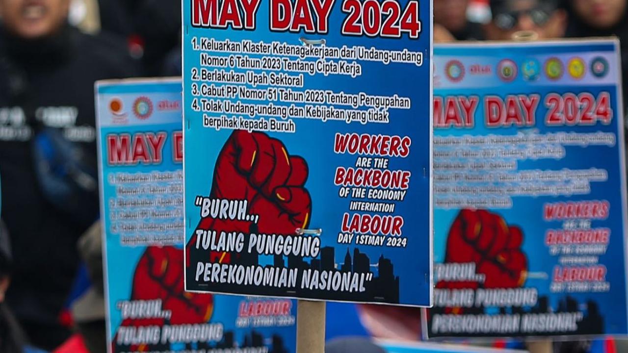 Kemudian, tuntutan lain meminta pemerintah menghapus sistem kerja outsorcing dan memberikan upah yang layak bagi pekerja di Indonesia. Mereka menolak upah murah. Foto: Liputan6.com/Angga Yuniar<br>