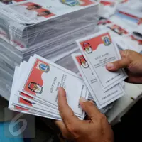 Petugas melipat surat suara Pilkada DKI Jakarta 2017 di Gudang Logistik KPU Jakarta Pusat, Senin (24/1). Nantinya semua surat suara akan di distribusikan ke 1.237 TPS di seluruh wilayah Jakarta Pusat. (Liputan6.com/Gempur M Surya)