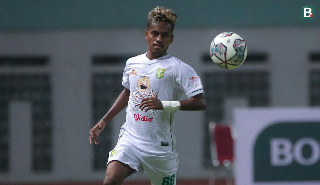 <p>Muhammad Alwi Slamat. Bek kiri berusia 23 tahun yang kini memasuki musim ke-3 bersama Persebaya Surabaya ini juga dapat diandlakn menjadi pemian penghubung. Dari total 23 laga di BRI Liga 1, ia mampu melepaskan 973 kali umpan sukses serta 1 gol dan 2 assist. (Bola.com/Bagaskara Lazuardi)</p>