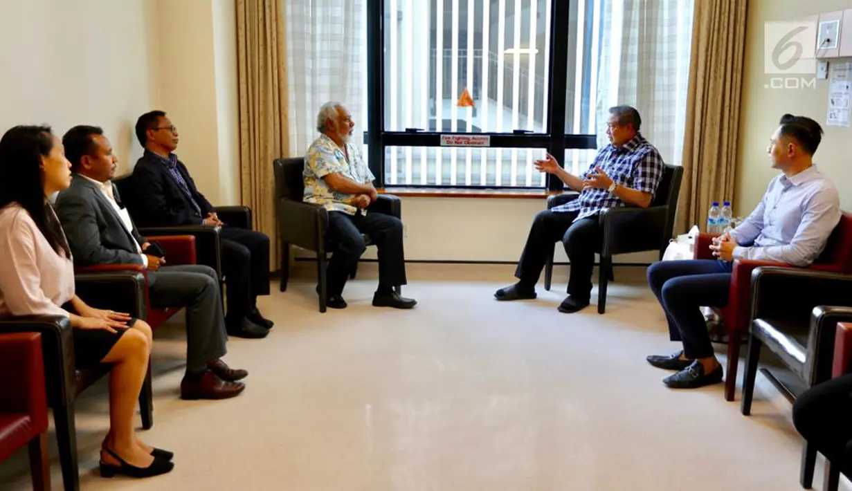 Presiden RI ke-6 Susilo Bambang Yudhoyono (SBY) berbincang dengan mantan PM Timor Leste Xanana Gusmao di NUH Singapura, Minggu (24/2). Xanana memberi semangat kepada SBY dan AHY yang setia mendampingi Ani Yudhoyono. (Liputan6.com/HO/Anung Anandito)