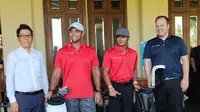 Aqsa Aswar (kedua dari kiri) dan adiknya Aero Aswar saat menghadiri acara golf sekaligus menjajalnya. Kedua atlet jetski ini juga diberi penghargaan atas prestasi di SEA Games 2023 (istimewa)