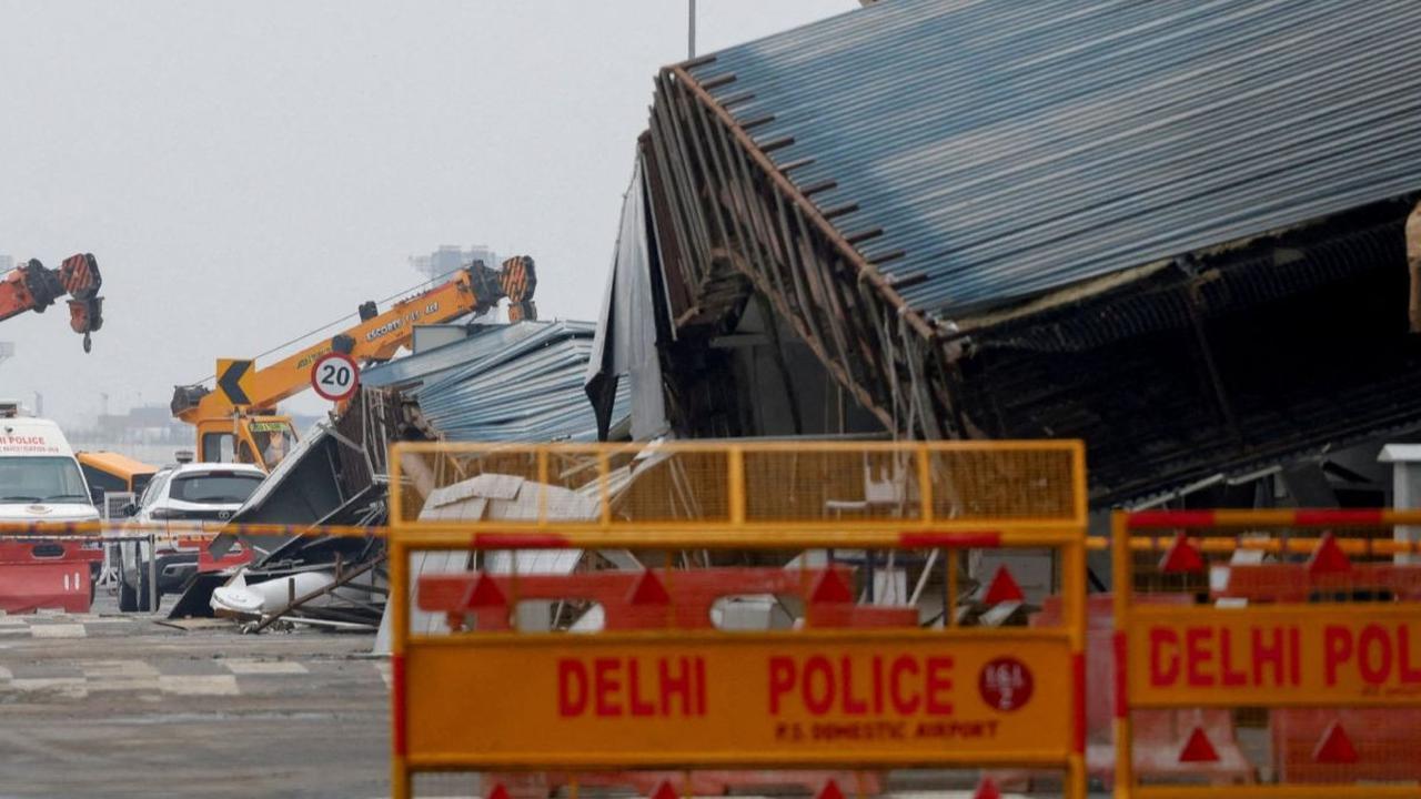 Kondisi bagian atap yang runtuh akibat hujan lebat di Terminal 1 Bandara Internasional Indira Gandhi, New Delhi, India, Jumat (28/6/2024).&nbsp;Hujan lebat dan angin merobohkan atap di bandara utama di New Delhi hingga menyebabkan jatuhnya korban jiwa. RE