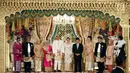Wakil Presiden Jusuf Kalla (JK) didampingi istrinya, Mufidah Kalla berfoto bersama pada pernikahan putri Ketua DPD, Oesman Sapta Odang di kawasan Kuningan, Jakarta, Jumat (8/9). (Liputan6.com/Johan Tallo)