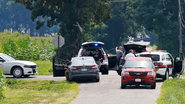 Beberapa jalan raya di kawasan Cincinnati dekat kantor FBI ditutup dan pejabat di Ohio melakukan lockdown dalam radius 1,5 kilometer. (AP: Nick Graham)