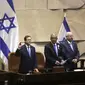 Presiden terpilih Israel Isaac Herzog (kiri), Ketua Knesset, Mickey Levi (tengah) dan Presiden Israel Reuven Rivlin saat upacara pelantikan di Knesset di Yerusalem, Rabu, 7 Juli 2021. (AP Photo/Sebastian Scheiner)