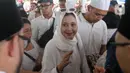 Keluarga, kerabat, dan masyarakat turut mengantarkan jenazah Titiek Puspa ke tempat peristirahatan terakhir di Tempat Pemakaman Umum (TPU) Tanah Kusir, Jakarta. Tampak dalam foto, pemeran film senior Ayu Azhari saat menghadiri prosesi pemakaman penyanyi dan artis legendaris Titiek Puspa di Tempat Pemakaman Umum (TPU) Tanah Kusir, Jakarta Selatan, Jumat, 11 April 2025. (Liputan6.com/Herman Zakharia)